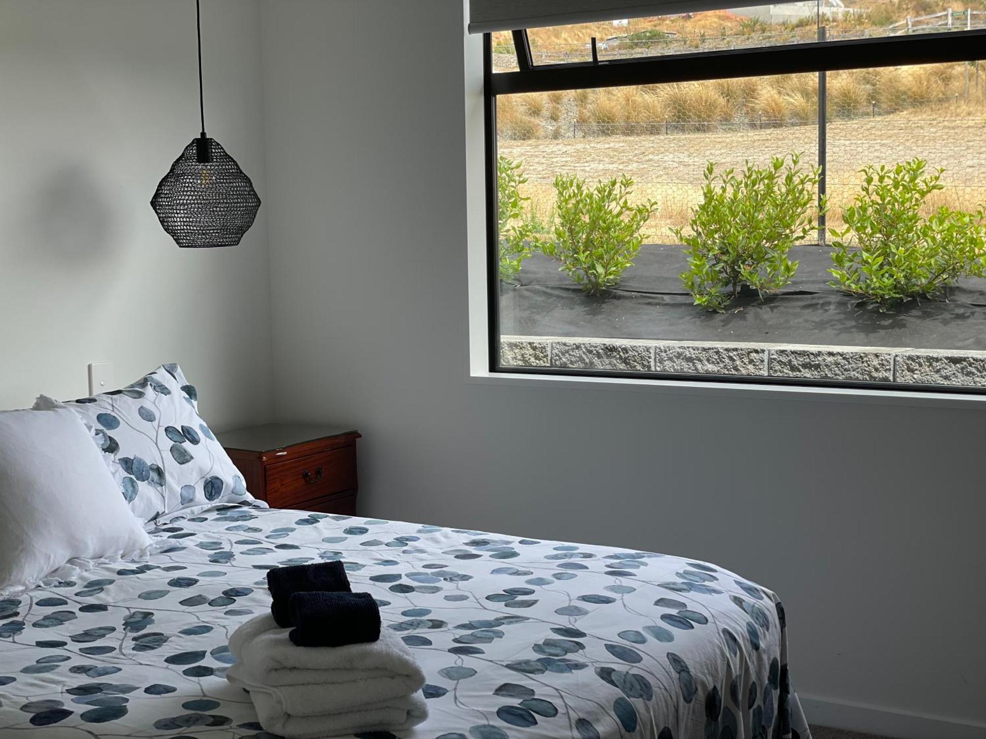 Lake Views - New Apartment With Room To Relax Wanaka Zewnętrze zdjęcie