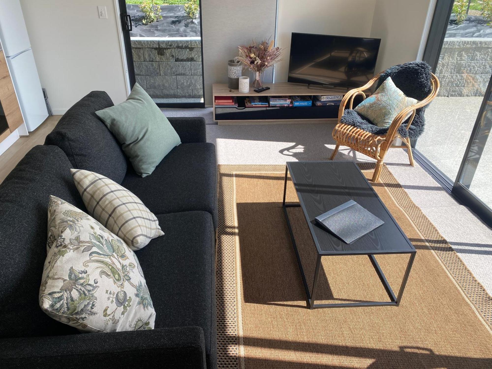 Lake Views - New Apartment With Room To Relax Wanaka Zewnętrze zdjęcie