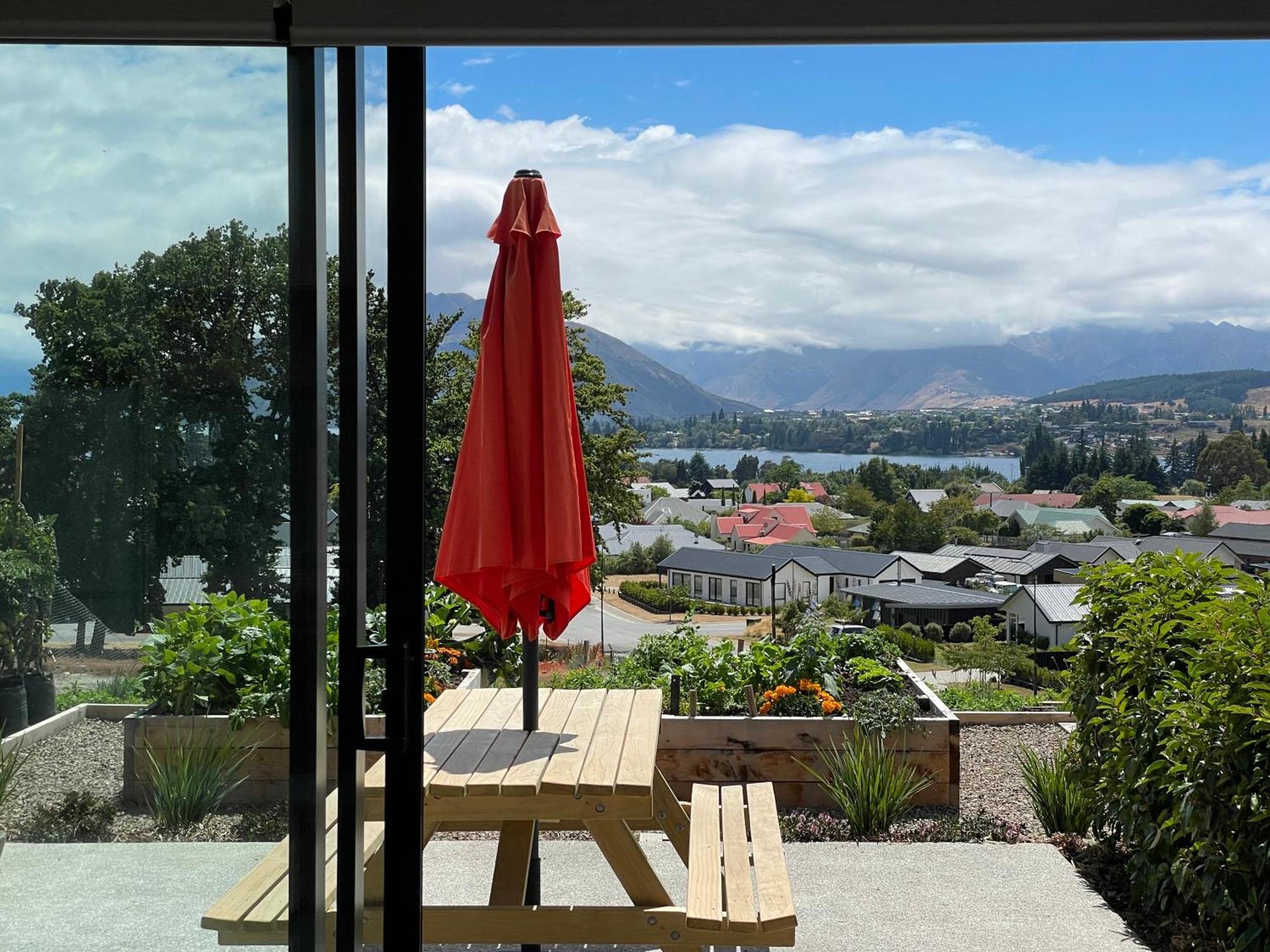 Lake Views - New Apartment With Room To Relax Wanaka Zewnętrze zdjęcie